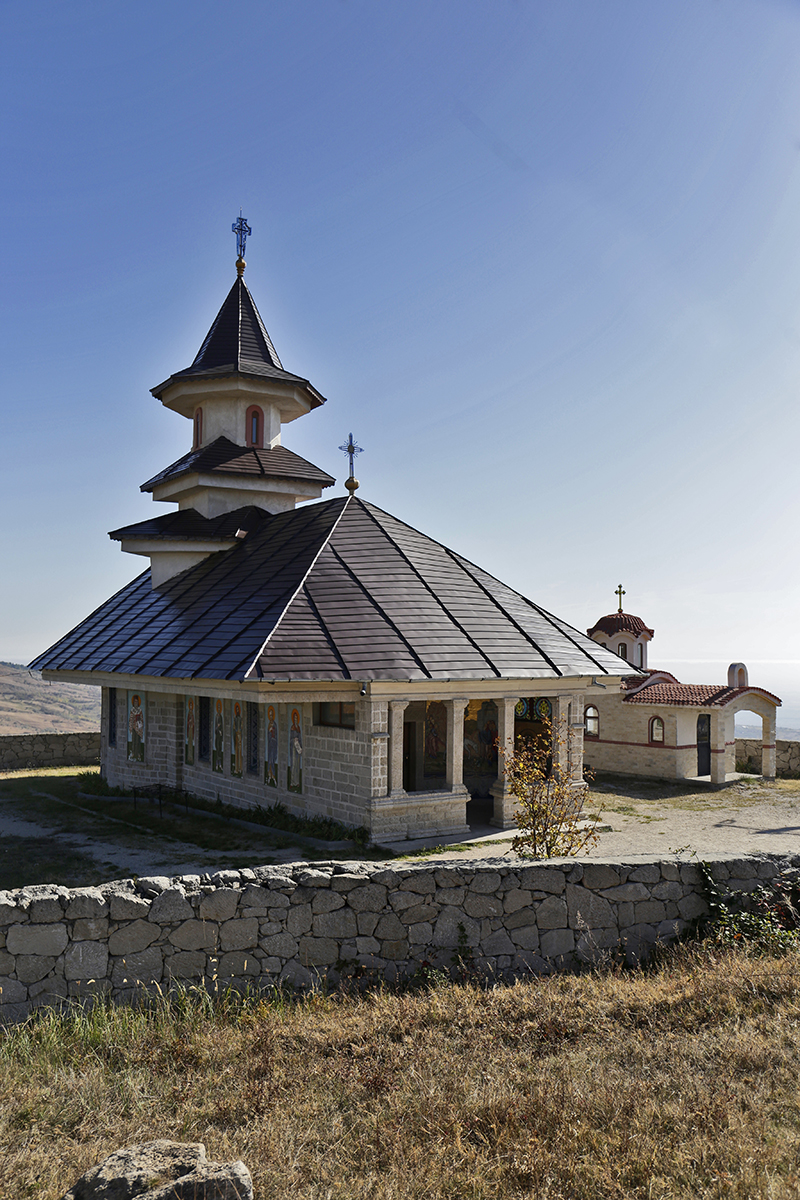 Biserica dintr-o piatra Naeni